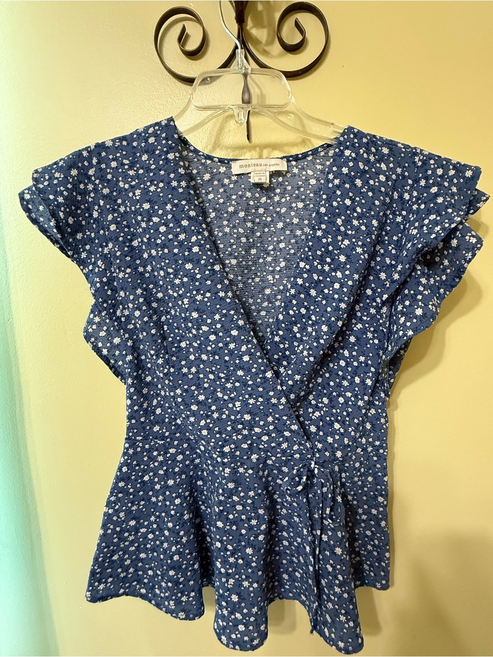 Monteau Los Angeles Blue Floral Scoop Neck Blouse